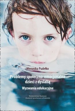 Twarz dziecka wyłaniająca się z wody na okładce książki pt. " Problemy społeczno-emocjonalne dzieci z dyslalią.