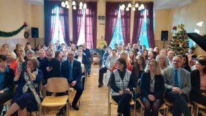 Publiczność zgromadzona w sali audytoryjnej.