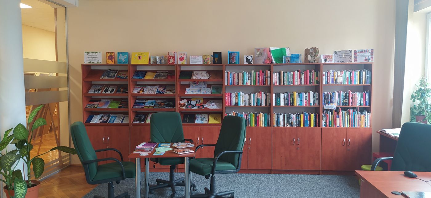 Regały z książkami i czasopismami.