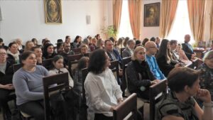 Zapełniona słuchaczami sala audytoryjna.