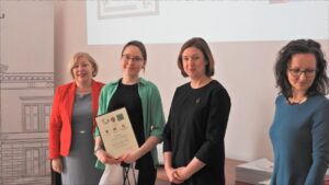 Laureatka konkursu i kobiety z jury.