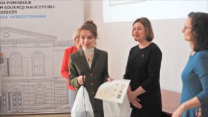 Dziewczyna z dyplomem i torebkami prezentowymi.