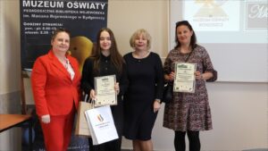 Laureatka konkursu z dyplomem i nagrodami oraz nauczycielki.