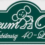 Plastuś i napis na tablicy białą kredą: Muzeum Oświaty. Jubileusz 40-lecia.