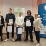 Trzech uczniów z dyplomem i torbami prezentowymi pozują do zdjęcia z trzema nauczycielkami.