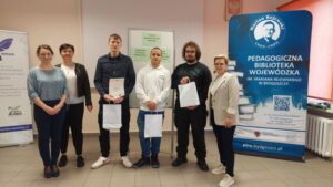 Trzech uczniów z dyplomem i torbami prezentowymi pozują do zdjęcia z trzema nauczycielkami.