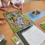 Dzieci przy grze planszowej.