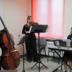 Żeńskie trio: kontrabas, skrzypce, piano cyfrowe.