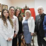 Grupa osób pozuje przy ekspozycji.