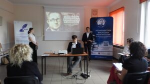 Uczniowie podczas prezentacji o Rejewskim.