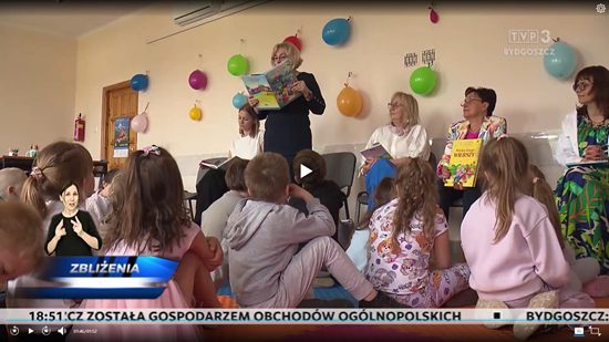 Dorośli czytają dzieciom książki.