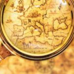 Lupa nad starą mapą Europy.