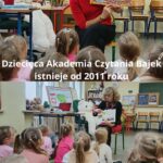 Kolaż 2 zdjęć z zajęć z małymi dziećmi. Napis: Dziecięca Akademia Czytania Bajek istnieje od 2011 r.