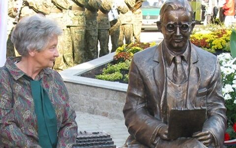 Patron biblioteki ma swoją ławeczkę w centrum Bydgoszczy od 20 lat
