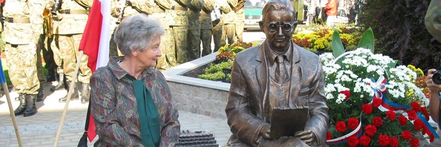 Patron biblioteki ma swoją ławeczkę w centrum Bydgoszczy od 20 lat