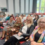 Zdjęcie grupowe kobiet, w różnym wieku i różnych strojach.