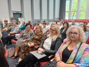 Zdjęcie grupowe kobiet, w różnym wieku i różnych strojach.