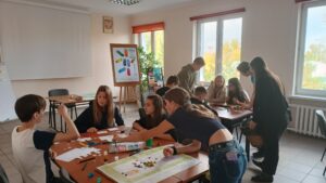 Młodzież przy stolikach, tworzy własne wersje gier planszowych.