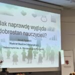 Mężczyzna występujący na tle slajdu z tytułem prezentacji.