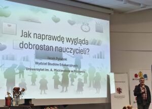 Mężczyzna występujący na tle slajdu z tytułem prezentacji.
