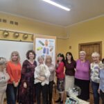Pozowane zdjęcie grupowe kilku kobiet w różnym wieku.