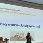 Kobieta występująca na tle slajdu z tytułem prezentacji.