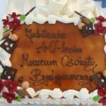 Prostokątny tort, z białym wykończeniem i brązowym lukrem, napis: Jubileusz 40-lecia Muzeum Oświaty w Bydgoszczy.