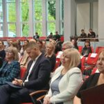 Zdjęcie grupowe widowni na sali widowiskowej.