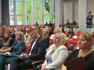 Zdjęcie grupowe widowni na sali widowiskowej.