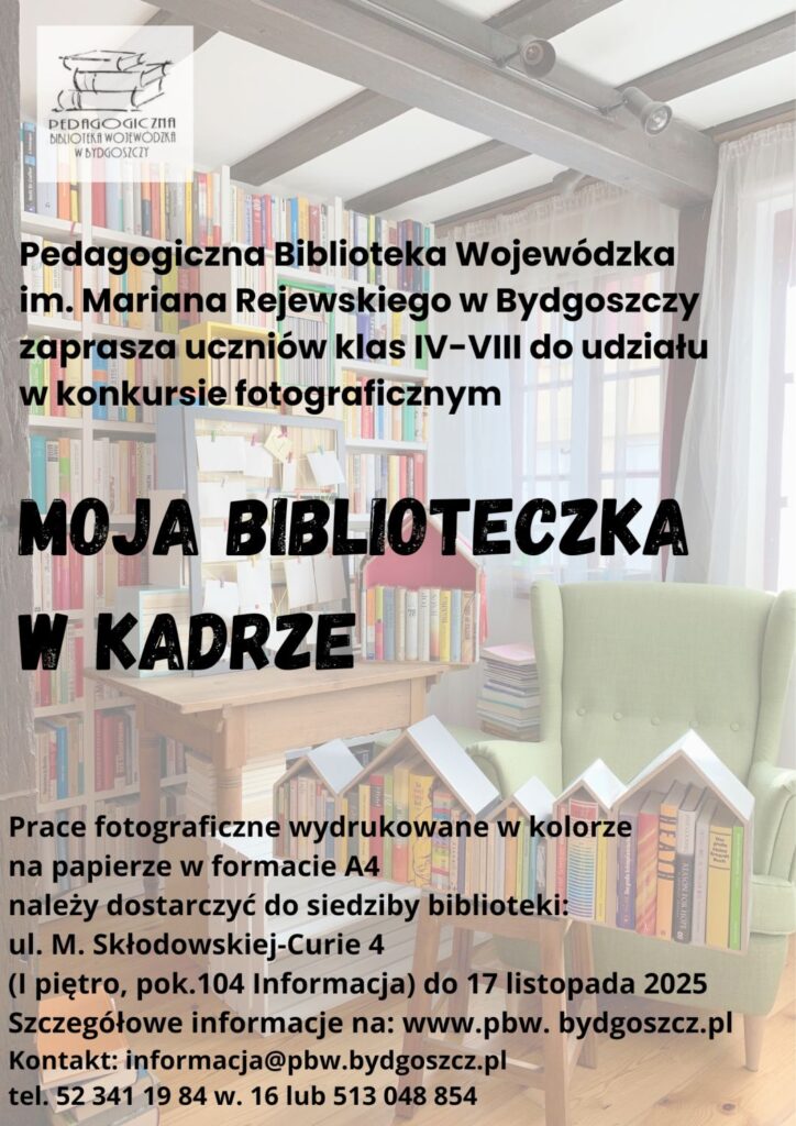 Domowa, bogato zaaranżowana biblioteczka na plakacie konkursu fotograficznego.