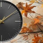 Zegar na tle jesiennych liści.