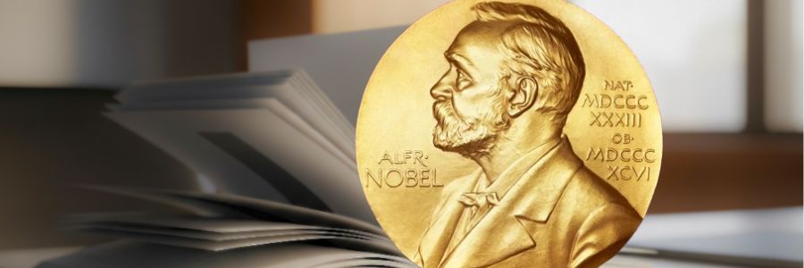 Medal noblowski na tle otwartej książki.