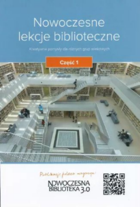 Wielopiętrowa biblioteka umieszczona na klatce schodowej.