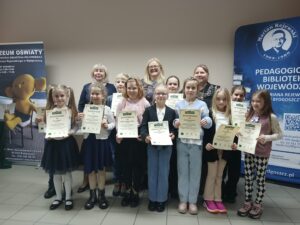 Zdjęcie grupowe, dzieci trzymają dyplomy, z tyłu 3 kobiety - opiekunki.
