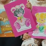 Dzieci trzymające prace plastyczne.