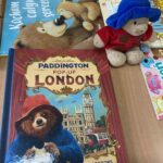 Książeczka o Misiu Paddington na stole obok pluszaka.