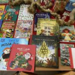 Książeczki świąteczne dla dzieci w otoczeniu dekoracji.