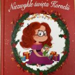 Dziewczynka w okularach z elfem świątecznym w dłoni - grafika obwiedziona zieloną girlandą.