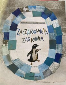 Zdjęcie okładki książki - "Zaczarowana zagroda". Pingwin w eliptycznym okręgu, nad nim tytuł.