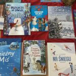 Zdjęcie kilka okładek książek na czerwonym tle.