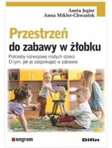 Blondwłosa kobieta siedząca na podłodze wraz z 3 dzieci.