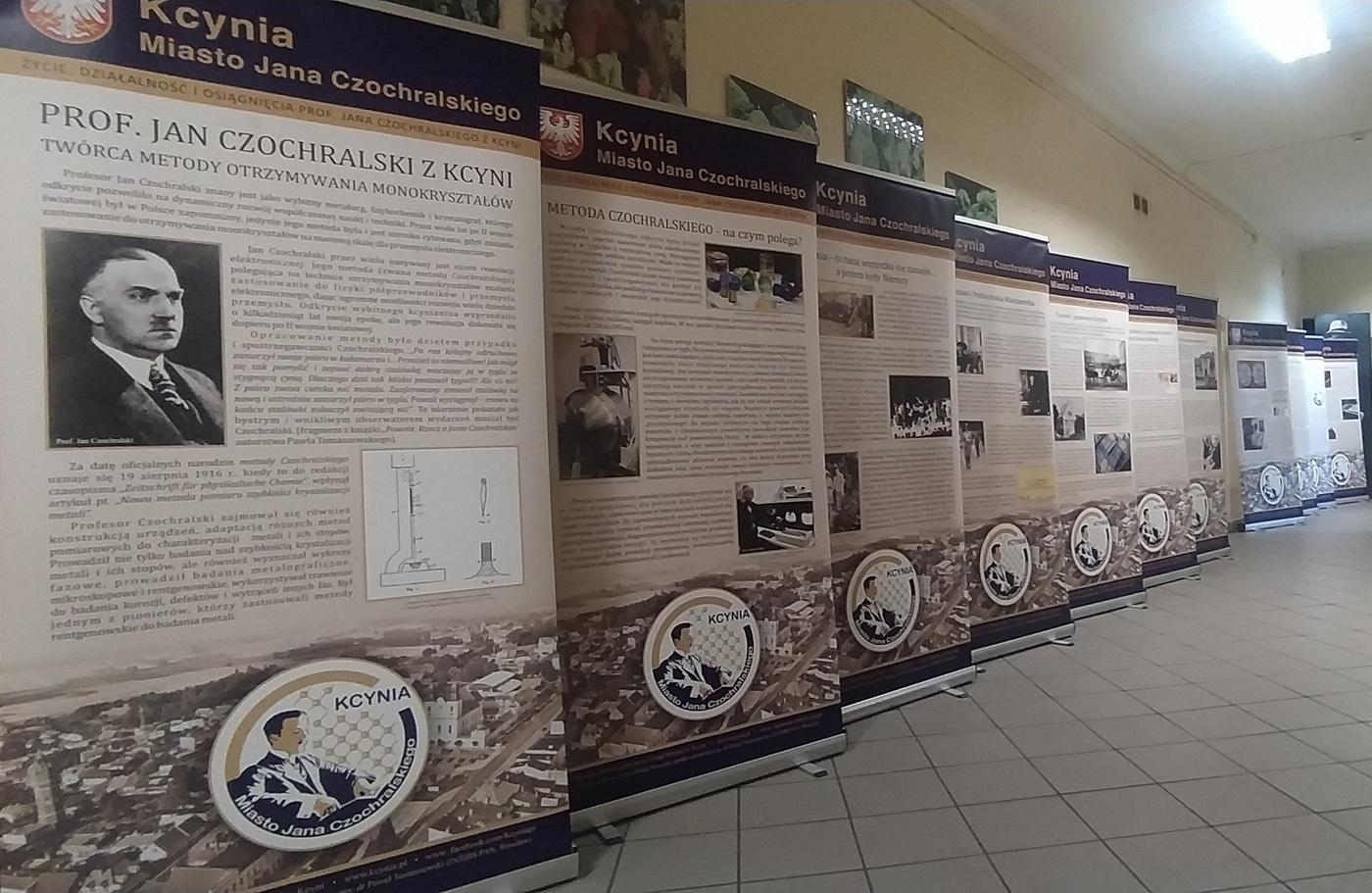 Wystawa posterowa o Janie Czochralskim.