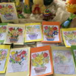 Zdjęcie kartek z kolorowanki - bukiet w wazonie.