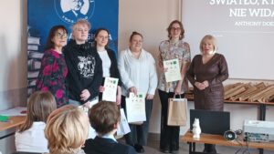 Sala audytoryjna pełna słuchaczy, do zdjęcia pozuje 6 kobiet.