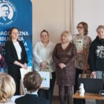 Sala audytoryjna pełna słuchaczy, do zdjęcia pozuje 6 kobiet.