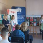 Organizatorka w stroju regionalnym zwraca się do uczestników uroczystości.