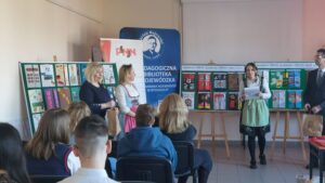 Organizatorka w stroju regionalnym zwraca się do uczestników uroczystości.