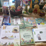 Kilka książeczek dla dzieci w otoczeniu ozdób wielkanocnych.