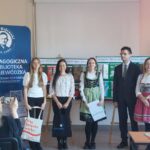 Laureatka z torbą prezentową i organizatorzy konkursu.