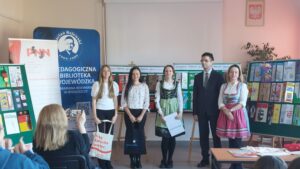 Laureatka z torbą prezentową i organizatorzy konkursu.